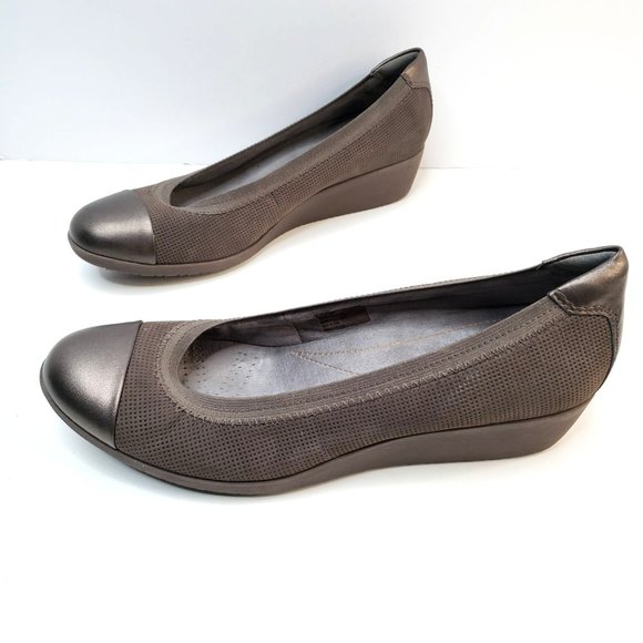 Clarks Shoes - Clarks Slip On Flat Loafers Size 10 Brown Bronze Stretchy Loafer Comfort Shoes